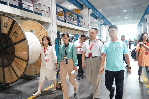 參觀了廣東中聯電纜集團“質量追溯體系建設(Ecode碼)”生產現場 參觀了廣東中聯電纜集團“質量追溯體系建設(Ecode碼)”生產現場